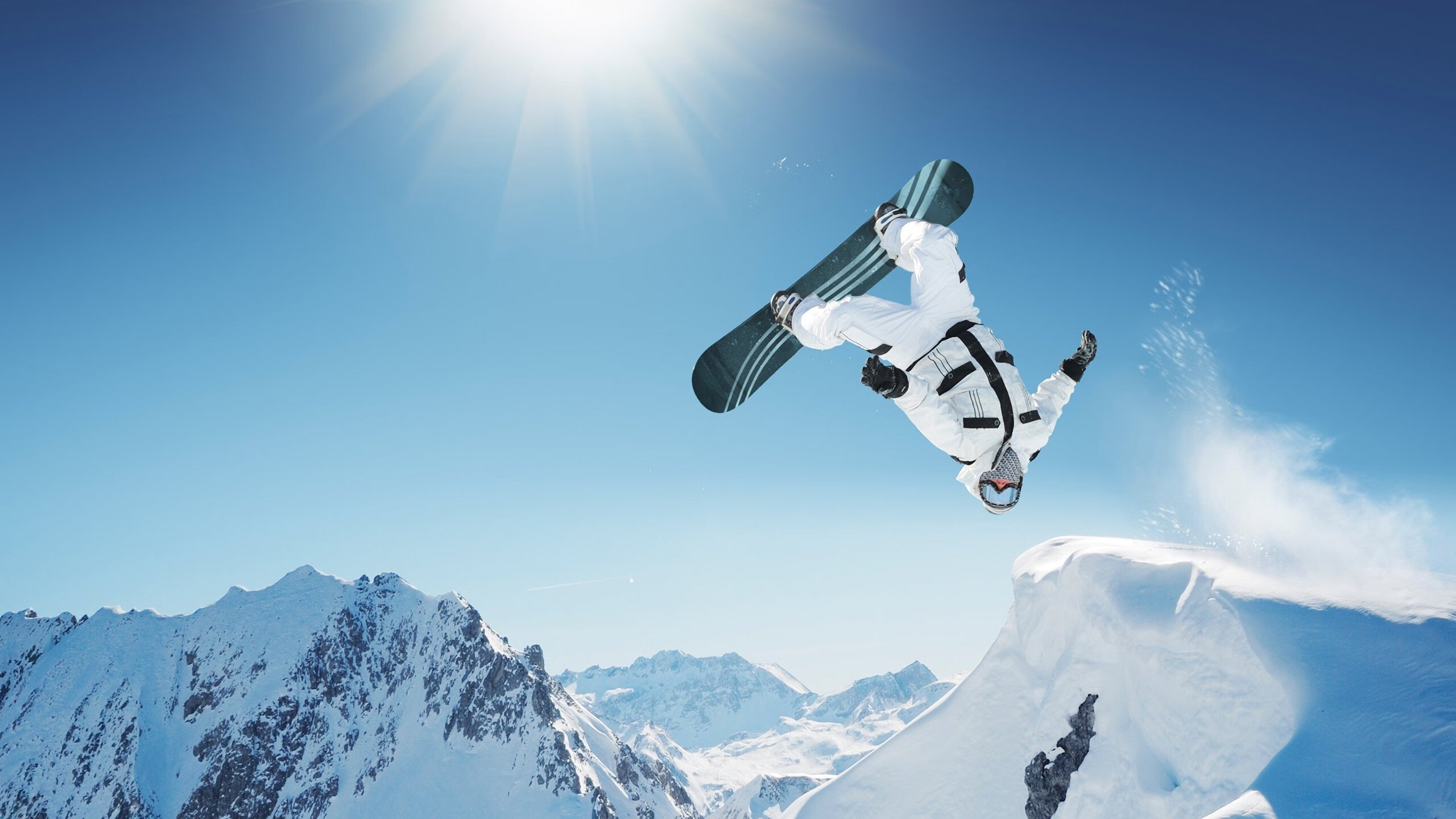 场边助教实时记录比赛数据用于赛后复盘与问题分析，考试场外助攻