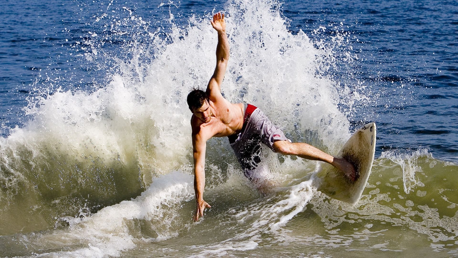 爱游戏官方-英超冲刺季：悬念不断，精彩不断！，英超集锦2021